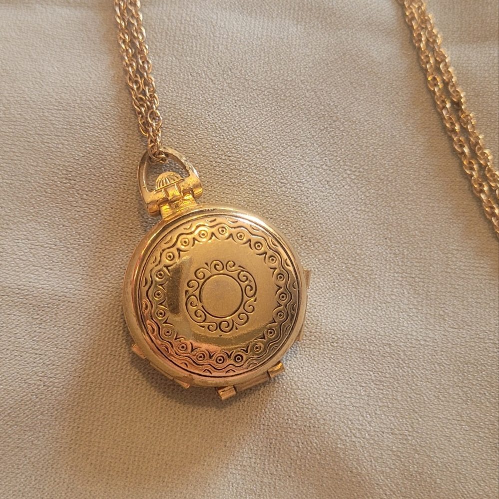 Vintage locket top locking 4 piece locket necklace